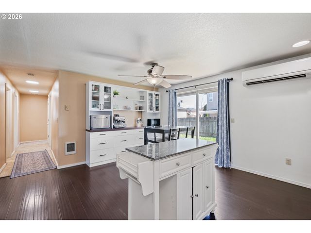 121 ADAMS Dr, Kelso, WA 98626