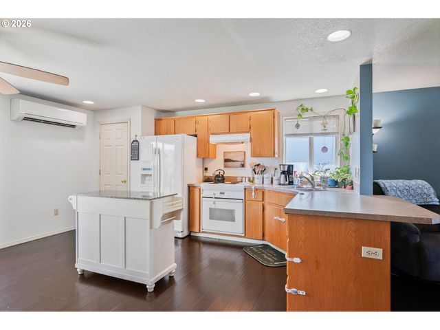 121 ADAMS Dr, Kelso, WA 98626