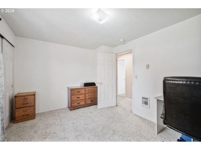 121 ADAMS Dr, Kelso, WA 98626