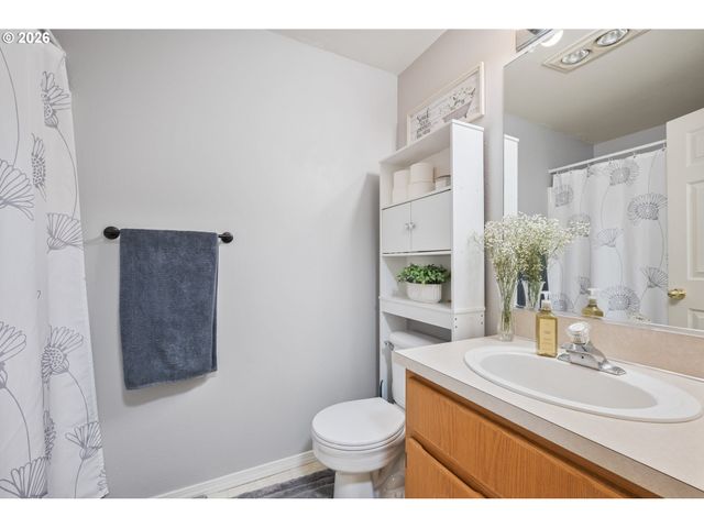 121 ADAMS Dr, Kelso, WA 98626