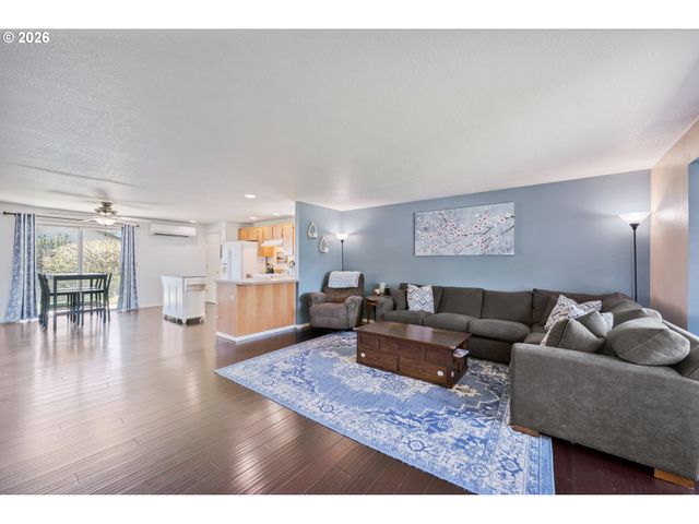 121 ADAMS Dr, Kelso, WA 98626