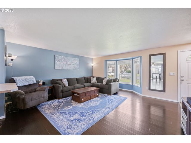 121 ADAMS Dr, Kelso, WA 98626