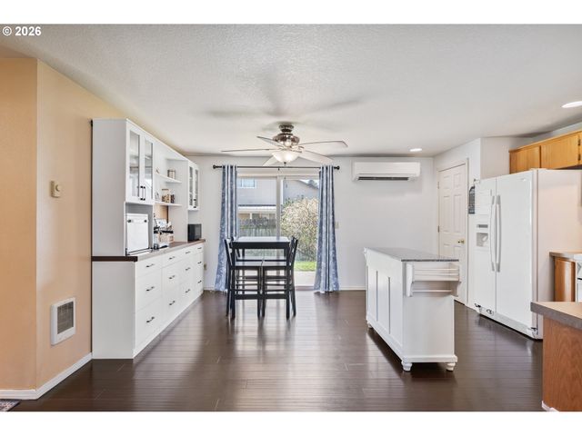 121 ADAMS Dr, Kelso, WA 98626