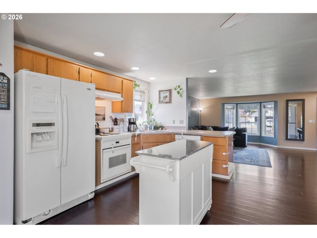 121 ADAMS Dr, Kelso, WA 98626