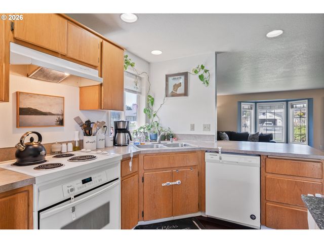 121 ADAMS Dr, Kelso, WA 98626