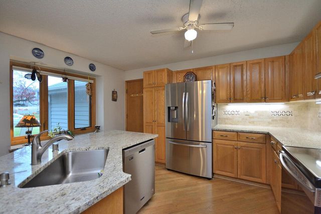 15735 W Brook DRIVE, New Berlin, WI 53151