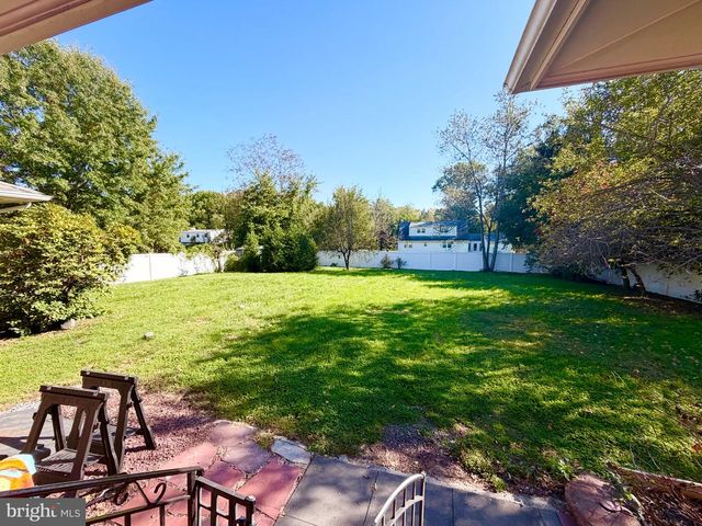 25 FLOWER HILL DR, Pennington, NJ 08534