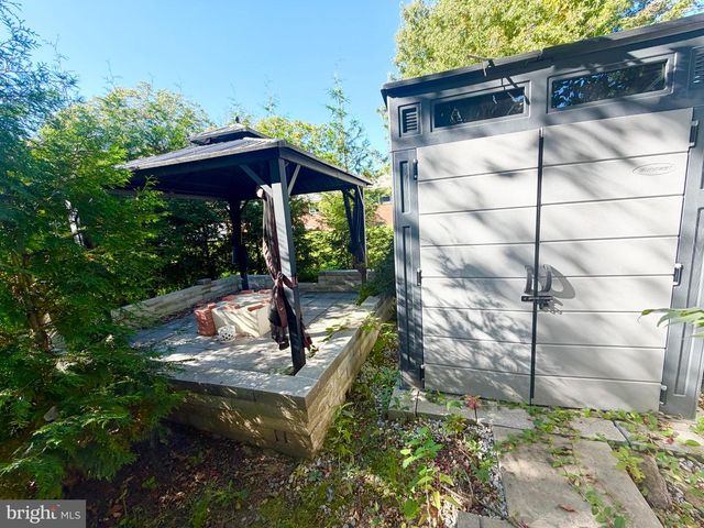 25 FLOWER HILL DR, Pennington, NJ 08534