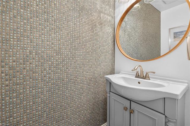 728 Queen Elizabeth DR, Virginia Beach, VA 23452