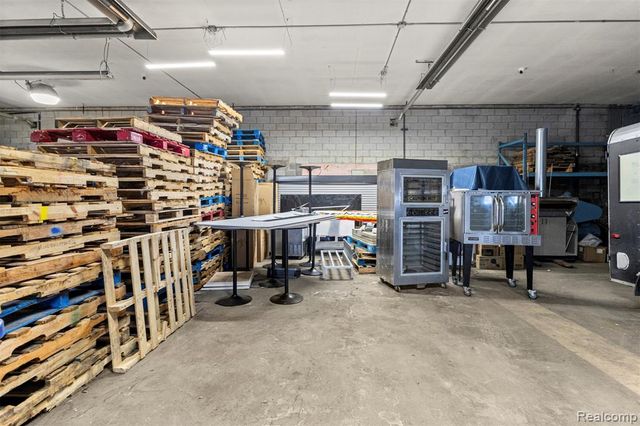 26289 W 8 Mile Road, Redford, MI 48240