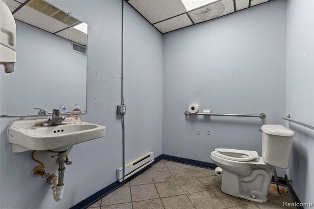 26289 W 8 Mile Road, Redford, MI 48240