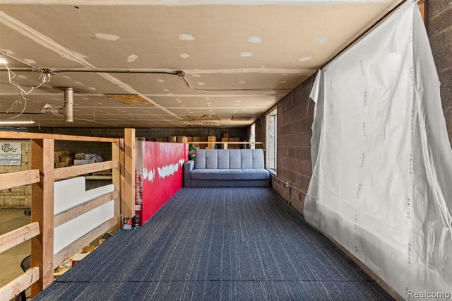 26289 W 8 Mile Road, Redford, MI 48240