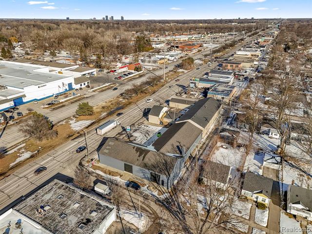 26289 W 8 Mile Road, Redford, MI 48240