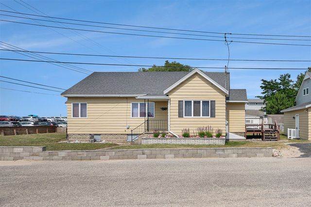 15 Lakeshore Drive, Manistee, MI 49660