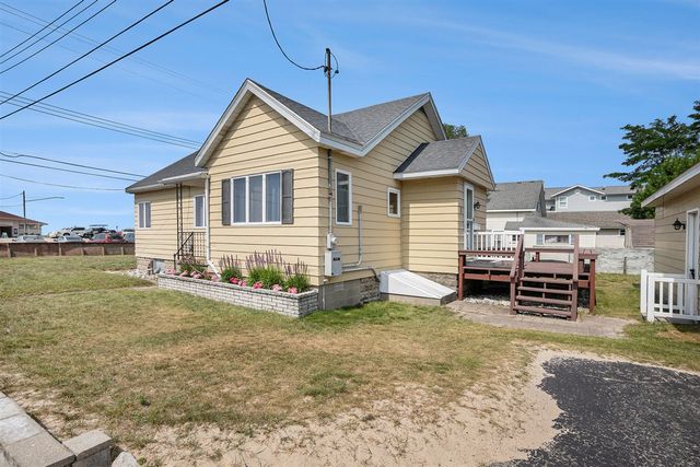 15 Lakeshore Drive, Manistee, MI 49660
