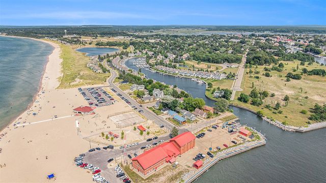 15 Lakeshore Drive, Manistee, MI 49660