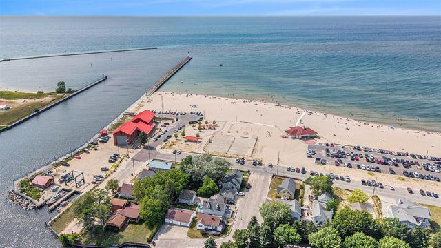 15 Lakeshore Drive, Manistee, MI 49660
