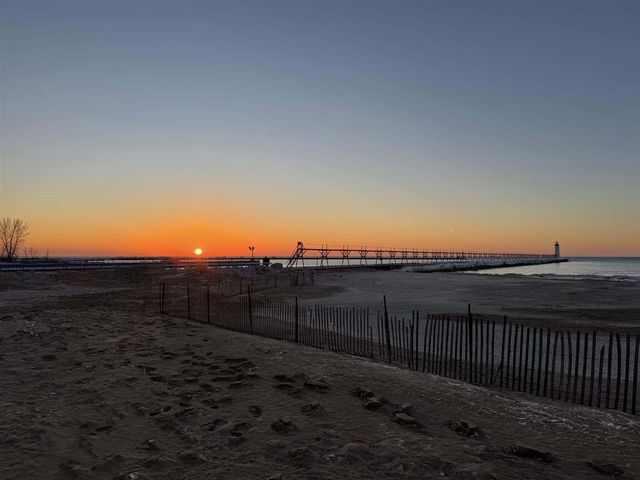 15 Lakeshore Drive, Manistee, MI 49660