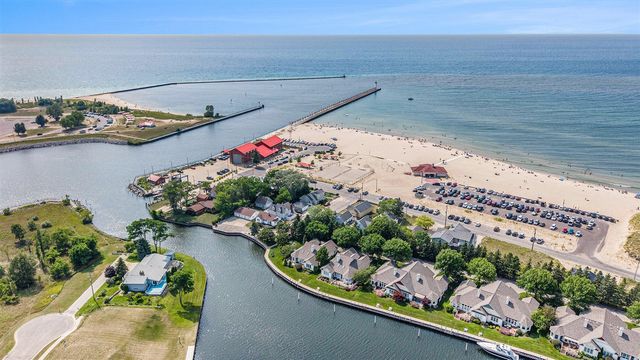 15 Lakeshore Drive, Manistee, MI 49660