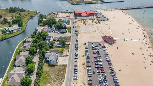 15 Lakeshore Drive, Manistee, MI 49660