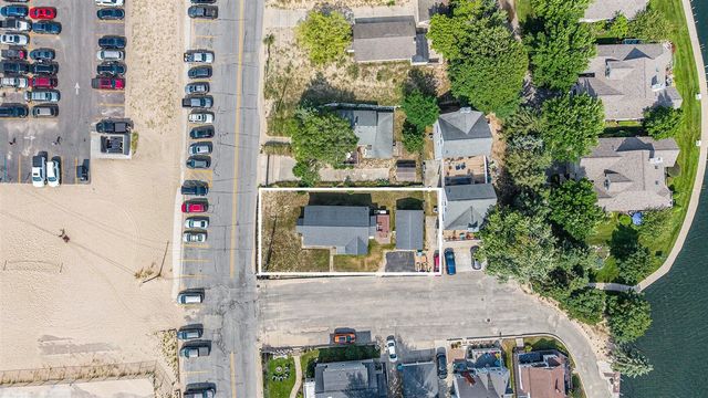 15 Lakeshore Drive, Manistee, MI 49660