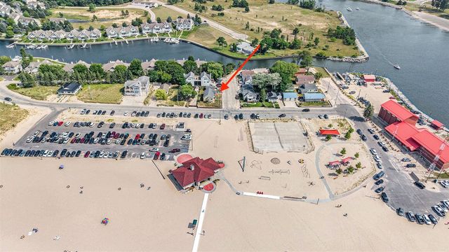 15 Lakeshore Drive, Manistee, MI 49660