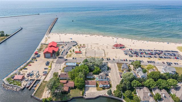 15 Lakeshore Drive, Manistee, MI 49660