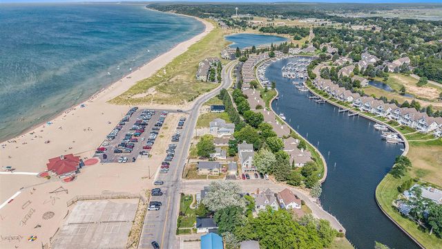 15 Lakeshore Drive, Manistee, MI 49660