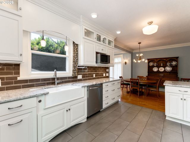 2012 Ne 27TH Ave, Portland, OR 97212