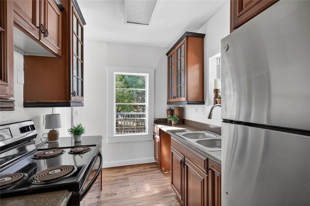 Image 13 of property listing at 922 WASHINGTON AVENUE, Eustis, FL 32726