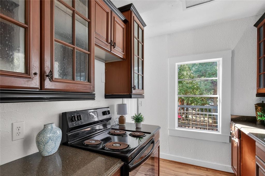 Image 15 of property listing at 922 WASHINGTON AVENUE, Eustis, FL 32726