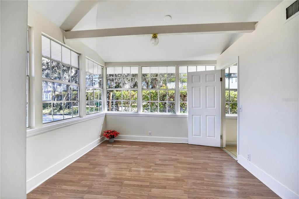 Image 19 of property listing at 922 WASHINGTON AVENUE, Eustis, FL 32726