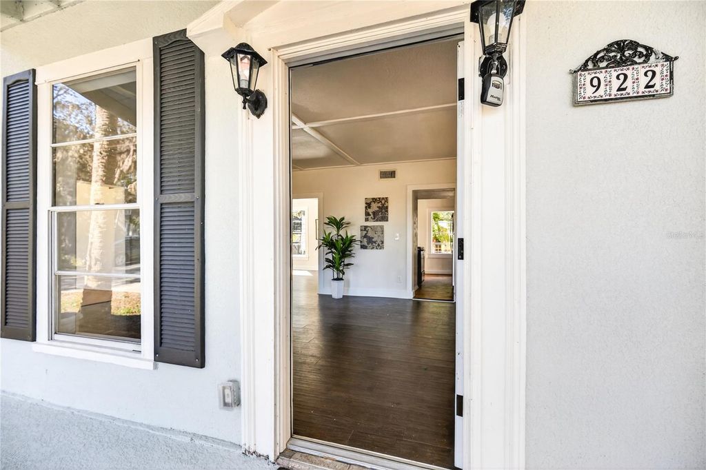 Image 3 of property listing at 922 WASHINGTON AVENUE, Eustis, FL 32726