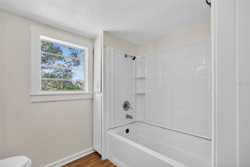 Image 27 of property listing at 922 WASHINGTON AVENUE, Eustis, FL 32726