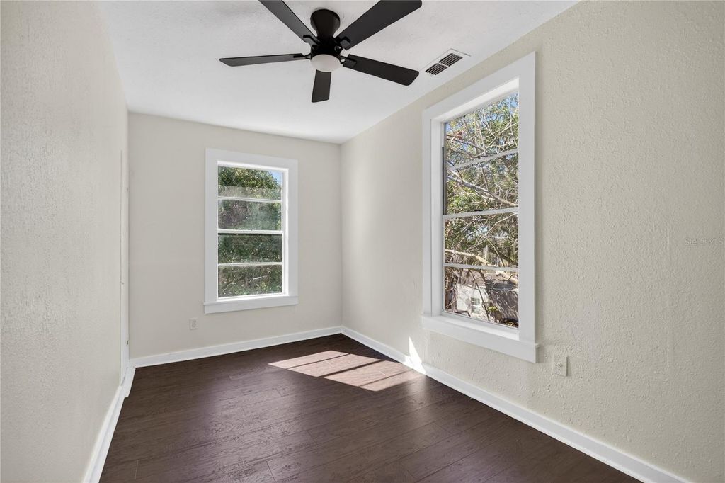 Image 28 of property listing at 922 WASHINGTON AVENUE, Eustis, FL 32726