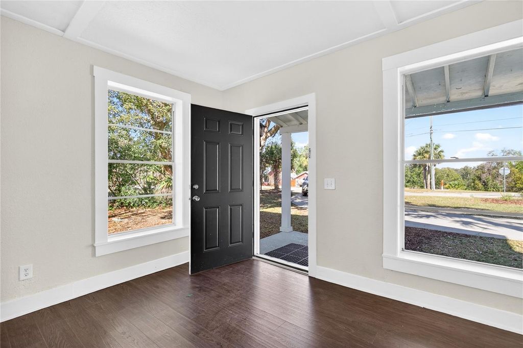 Image 4 of property listing at 922 WASHINGTON AVENUE, Eustis, FL 32726