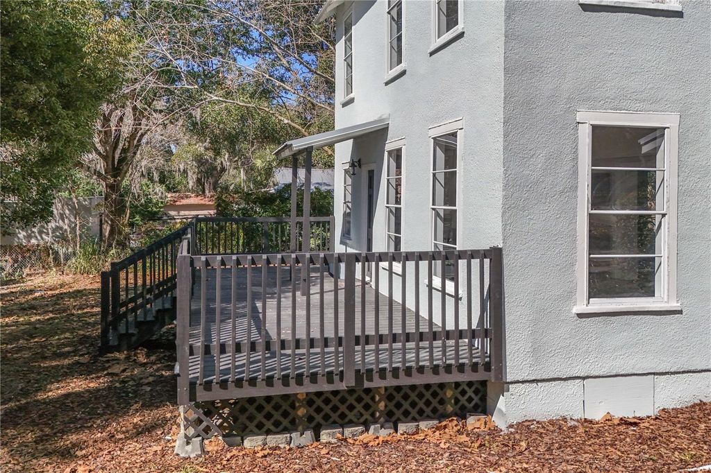 Image 35 of property listing at 922 WASHINGTON AVENUE, Eustis, FL 32726