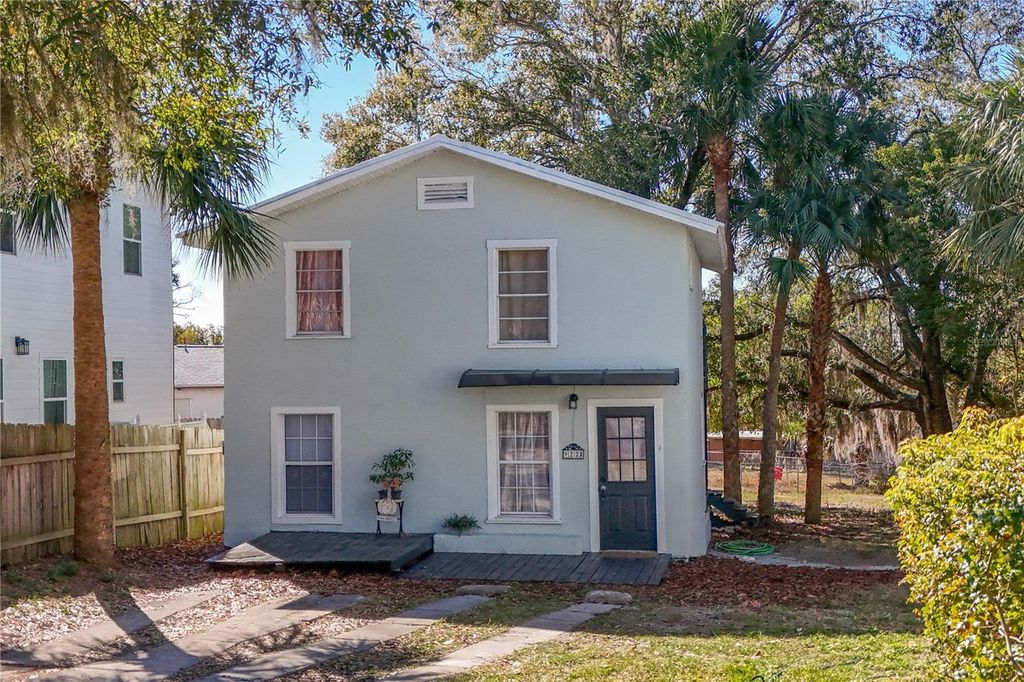 Image 37 of property listing at 922 WASHINGTON AVENUE, Eustis, FL 32726