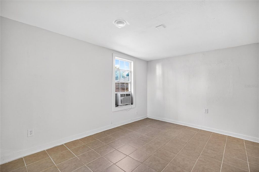 Image 40 of property listing at 922 WASHINGTON AVENUE, Eustis, FL 32726