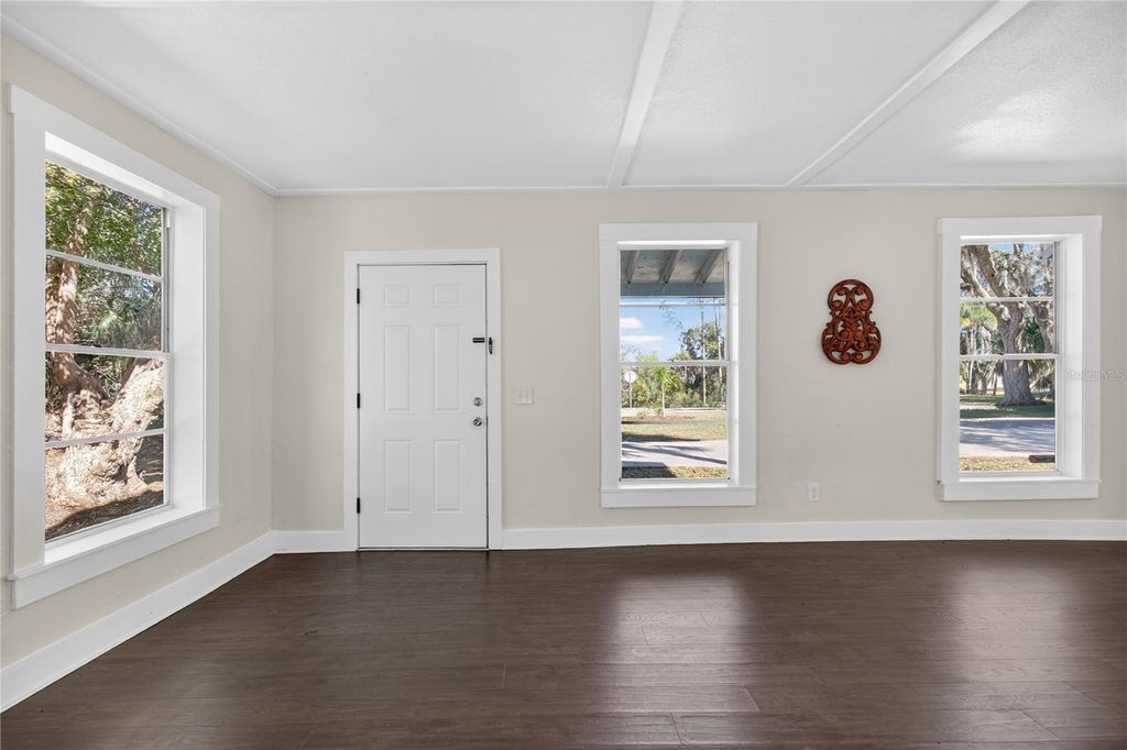 Image 5 of property listing at 922 WASHINGTON AVENUE, Eustis, FL 32726