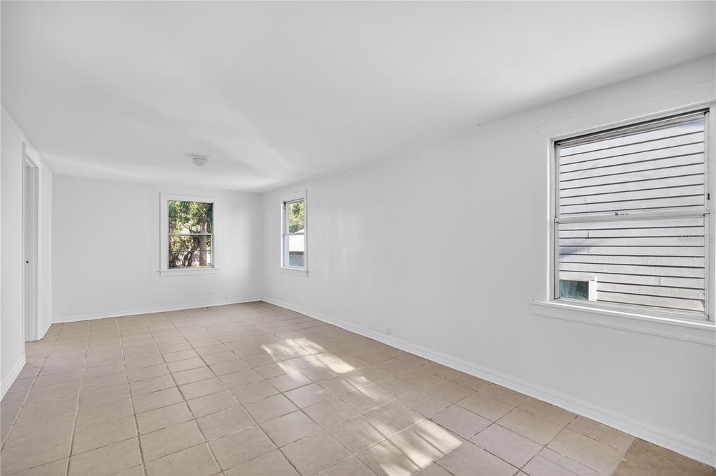 Image 49 of property listing at 922 WASHINGTON AVENUE, Eustis, FL 32726