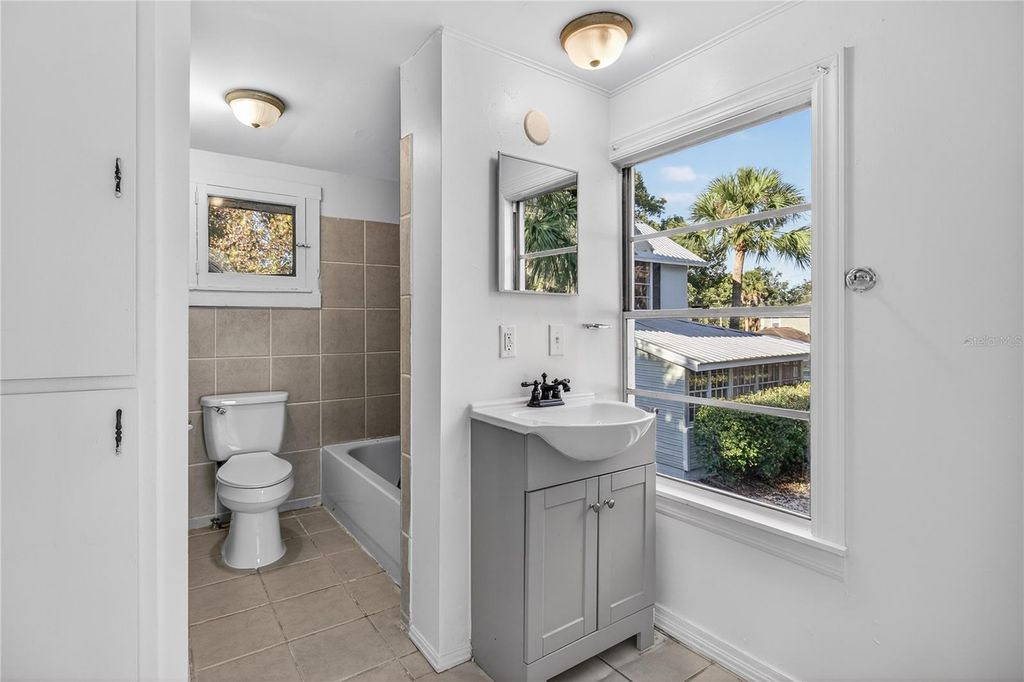 Image 51 of property listing at 922 WASHINGTON AVENUE, Eustis, FL 32726