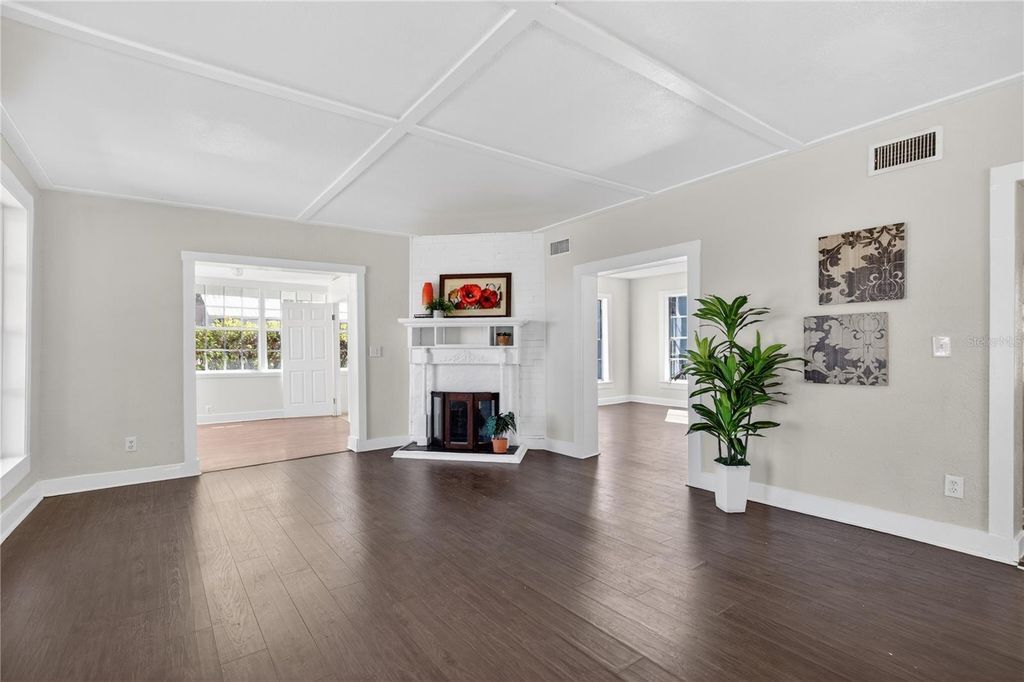 Image 7 of property listing at 922 WASHINGTON AVENUE, Eustis, FL 32726