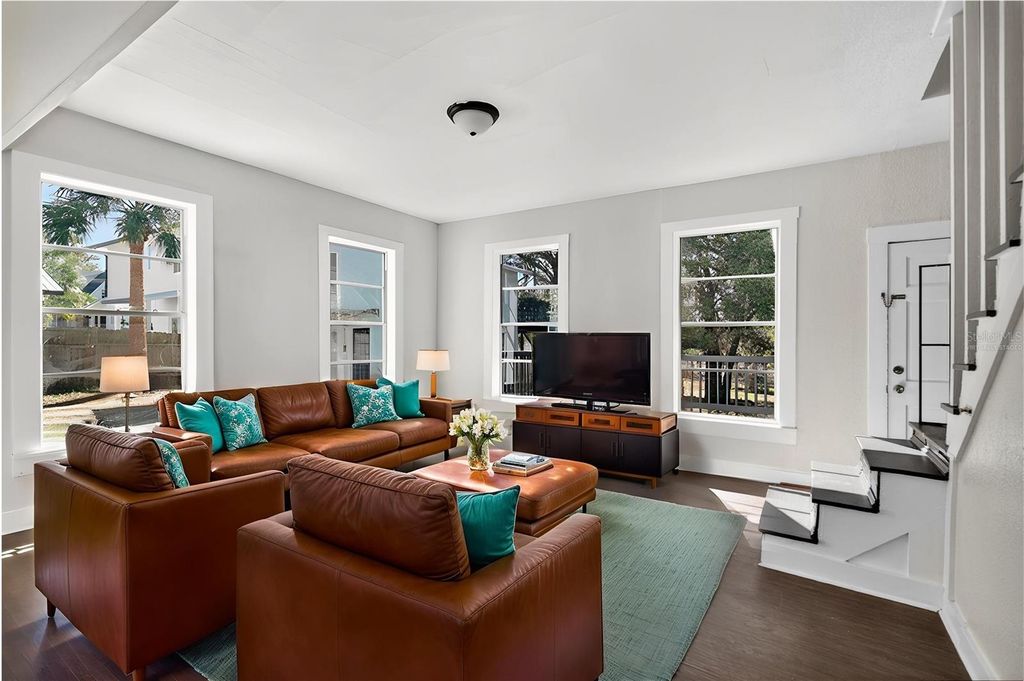 Image 9 of property listing at 922 WASHINGTON AVENUE, Eustis, FL 32726