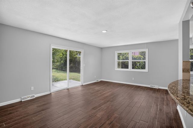 5605 E Shadybrook St, Wichita, KS 67208