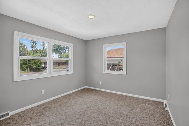 5605 E Shadybrook St, Wichita, KS 67208
