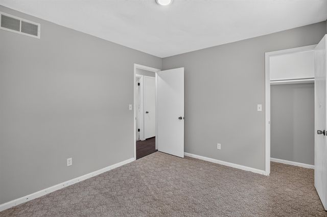5605 E Shadybrook St, Wichita, KS 67208