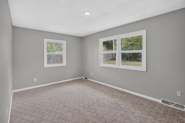 5605 E Shadybrook St, Wichita, KS 67208