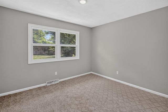 5605 E Shadybrook St, Wichita, KS 67208