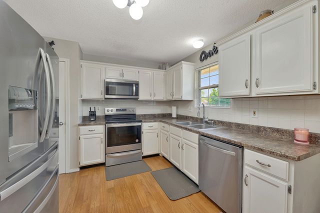 10211 E Countryside Cir, Wichita, KS 67207